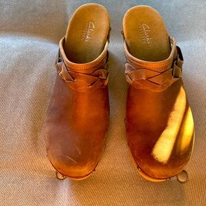 Brand new CLARKS light tan leather clog